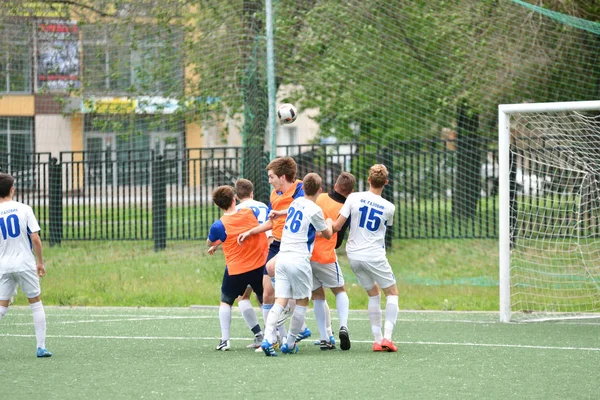 Orenburg, Rusia, 6 de junio de 2017 año: Los niños juegan fútbol —  Fotos de Stock
