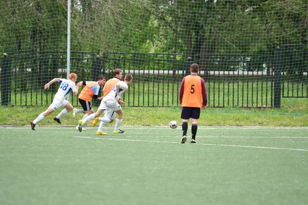 Orenburg, Russia � 6 June 2017 year: Boys play football — Stock Photo, Image