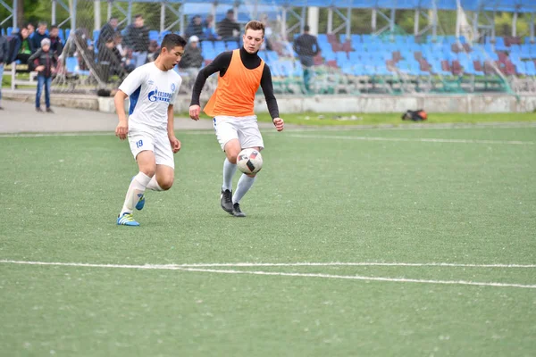 Orenburg, Rusia, 6 de junio de 2017 año: Los niños juegan fútbol —  Fotos de Stock