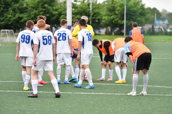 Orenburg, Rússia, 6 de junho de 2017 ano: Meninos jogam futebol — Fotografia de Stock