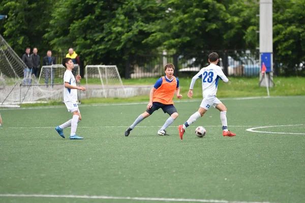 Orenburg, Rússia, 6 de junho de 2017 ano: Meninos jogam futebol — Fotografia de Stock