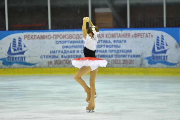 Orenburg, Rusland - 25 maart, 2017 jaar: meisjes concurreren in kunstschaatsen — Stockfoto