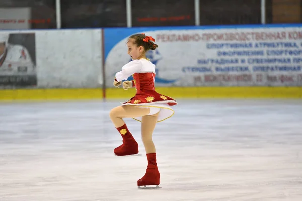 Orenburg, russland - 25. März 2017 Jahr: Mädchen messen sich im Eiskunstlauf — Stockfoto