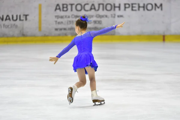 Orenburg, Rusia - 25 de marzo de 2017 año: Las niñas compiten en patinaje artístico — Foto de Stock
