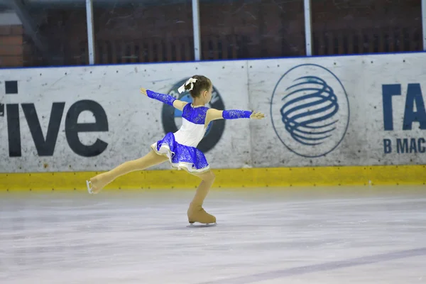 Orenburg, Rússia - 25 de março de 2017 ano: As meninas competem na patinação artística — Fotografia de Stock