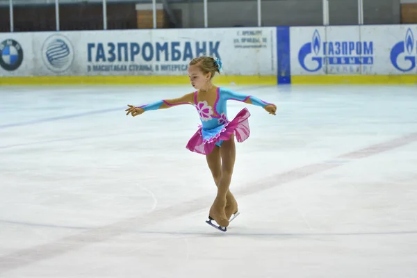 Orenburg, Rusland - 25 maart, 2017 jaar: meisjes concurreren in kunstschaatsen — Stockfoto