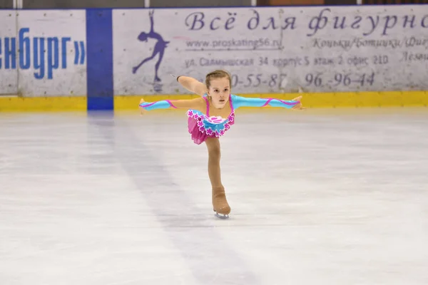 Orenburg, Rusia - 25 de marzo de 2017 año: Las niñas compiten en patinaje artístico — Foto de Stock