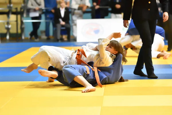 Orenburg, Rusia - 21 de octubre de 2017: Las niñas compiten en Judo — Foto de Stock