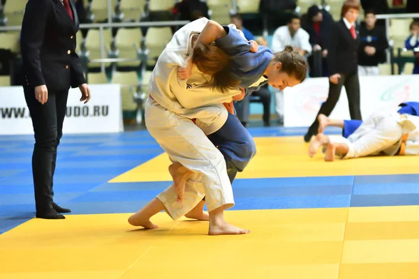 Orenburg, russland - 21.10.2017: Mädchen messen sich im Judo — Stockfoto