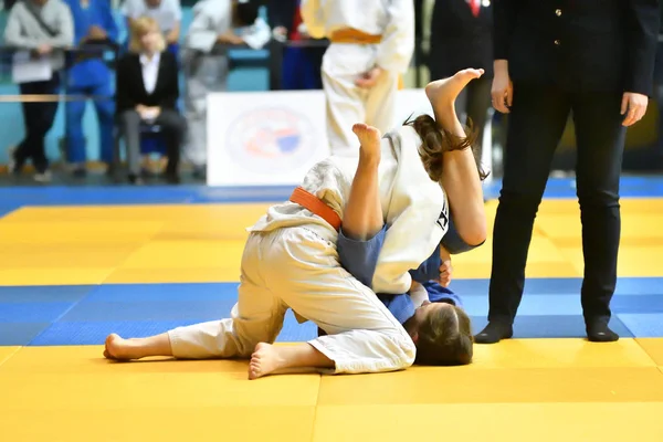 Orenburg, Rusia - 21 Oktober 2017: Gadis-gadis berkompetisi di Judo — Stok Foto