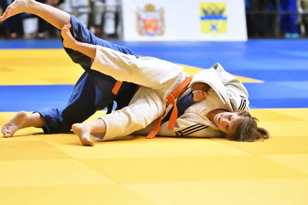 Orenburg, Rusia - 21 de octubre de 2017: Las niñas compiten en Judo — Foto de Stock