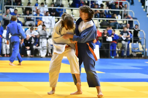 Orenburg, Rusia - 21 de octubre de 2017: Las niñas compiten en Judo —  Fotos de Stock