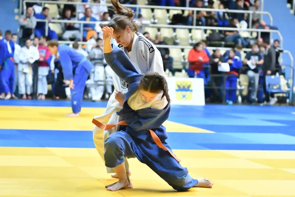 Orenburg, Rusia - 21 de octubre de 2017: Las niñas compiten en Judo — Foto de Stock