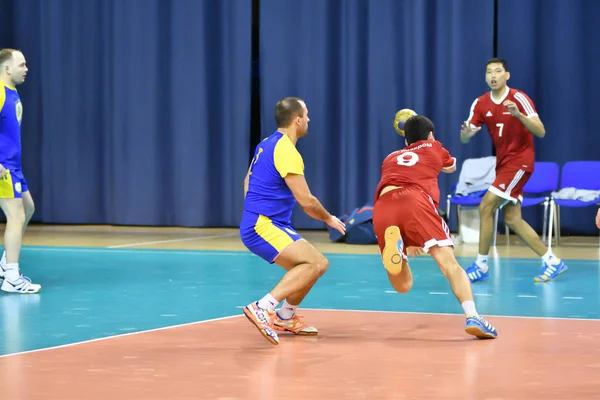 Orenburg, Rusia - 11-13 Febrero 2018 año: niños juegan en balonmano — Foto de Stock