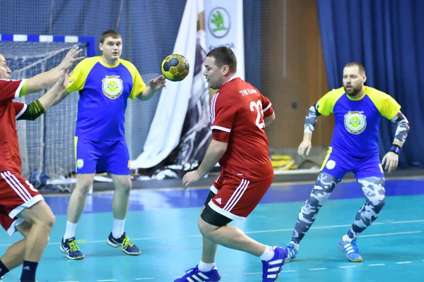 Orenburg, Rússia - 11-13 Fevereiro 2018 ano: meninos jogar no handebol — Fotografia de Stock