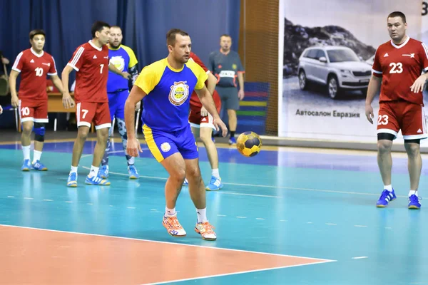 Orenburg, Rússia - 11-13 Fevereiro 2018 ano: meninos jogar no handebol — Fotografia de Stock