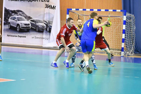 Orenburg, Rusia - 11-13 Febrero 2018 año: niños juegan en balonmano — Foto de Stock