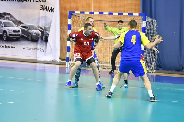 Orenburg, Rusia - 11-13 Febrero 2018 año: niños juegan en balonmano — Foto de Stock