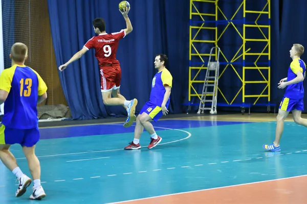 Orenburg, Rússia - 11-13 Fevereiro 2018 ano: meninos jogar no handebol — Fotografia de Stock