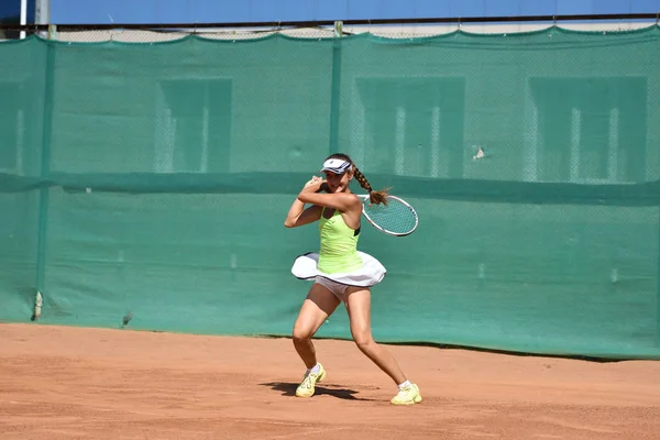 Orenburg, Rusya Federasyonu - 15 Ağustos 2017 yıl: Tenis oynayan kız — Stok fotoğraf