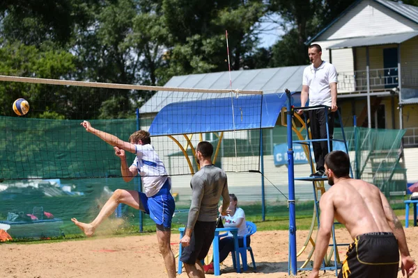 Orenburg, Rússia, 9-10 Junho de 2017 ano: Meninos jogando vôlei de praia — Fotografia de Stock