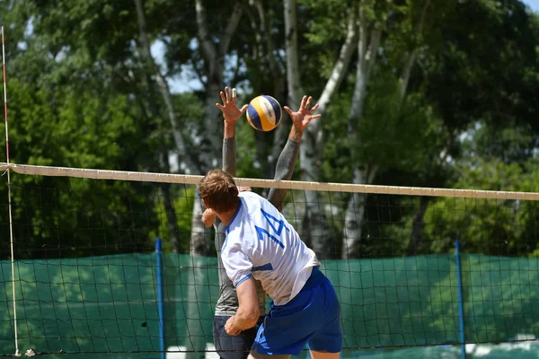 Orenburg, Rusko, rok 9-10 června 2017: kluci hrají plážový volejbal — Stock fotografie