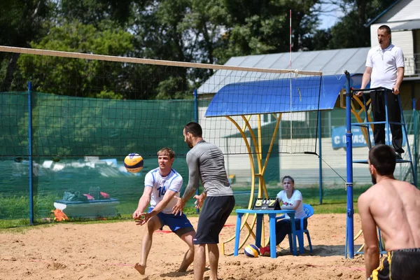 Orenburg, Oroszország, 9-10 június 2017 év: játék strandröplabda fiú — Stock Fotó