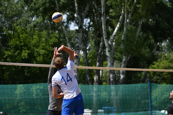 Orenburg, Russia, 9-10 June 2017 year: Boys playing beach volleyball — Stock Photo, Image