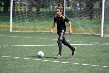 Orenburg, Rusya Federasyonu - 28 Haziran 2017 yıl: çocuklar futbol oynamak