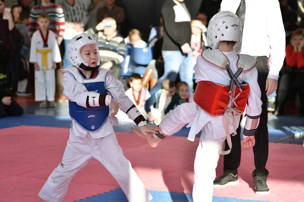 Оренбург, Росія - 27 січня 2018 роки: діти конкурувати в тхеквондо — стокове фото