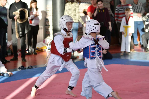 Orenburg, Rosja - lat 27 stycznia 2018: dzieci konkurować w Taekwondo — Zdjęcie stockowe