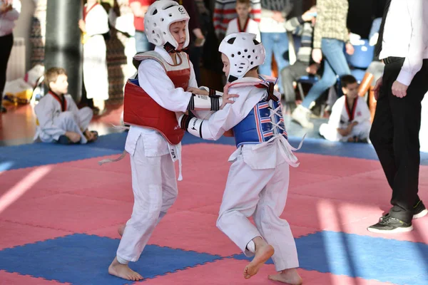 Orenburg, Rosja - lat 27 stycznia 2018: dzieci konkurować w Taekwondo — Zdjęcie stockowe