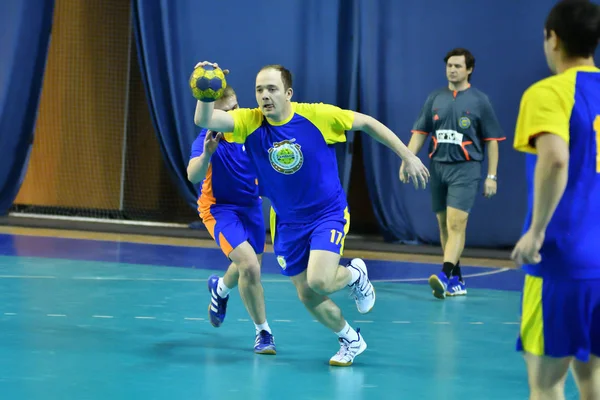 Orenburg, Rusia - 11-13 Febrero 2018 año: niños juegan en balonmano — Foto de Stock