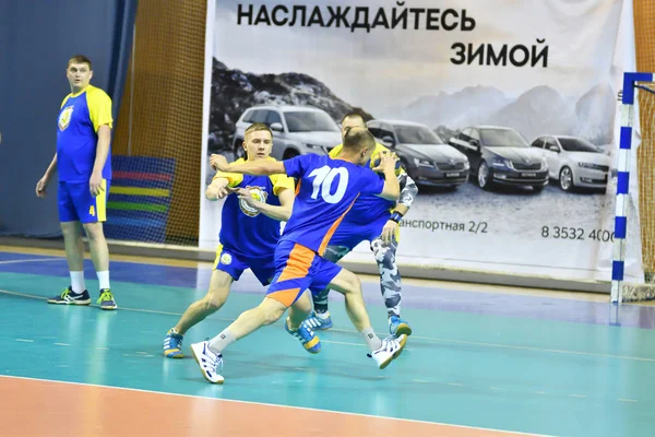 Orenburg, Rusia - 11-13 Febrero 2018 año: niños juegan en balonmano — Foto de Stock