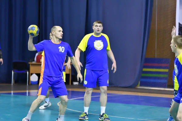 Orenburg, Russie - 11-13 février 2018 année : les garçons jouent au handball — Photo