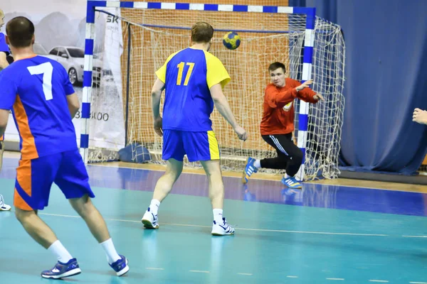 Orenburg, Rusia - 11-13 Febrero 2018 año: niños juegan en balonmano — Foto de Stock