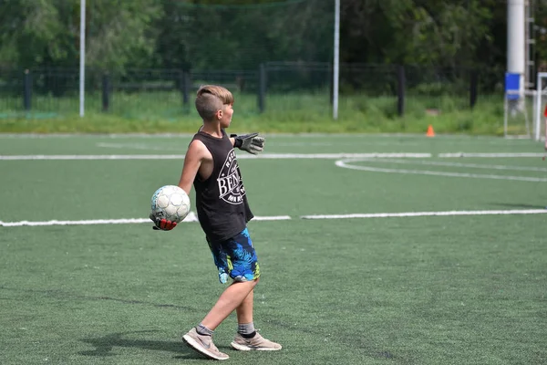 Orenburg, Rusland - 28 juni, 2017-jaar: de jongens voetballen — Stockfoto