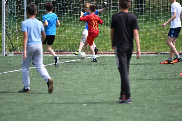 Orenburg, Rusko - 28. června 2017 rok: chlapci hrají fotbal — Stock fotografie