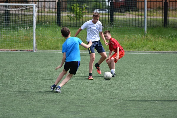 Orenburg, Russia - 28 giugno 2017 anno: i ragazzi giocano a calcio — Foto Stock