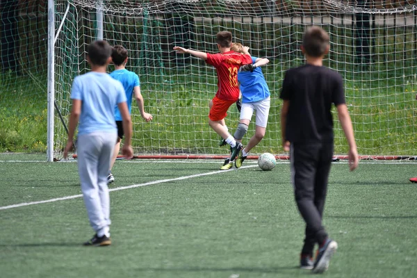 Orenburg, Rusya Federasyonu - 28 Haziran 2017 yıl: çocuklar futbol oynamak — Stok fotoğraf