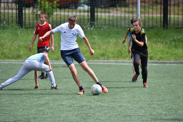 Orenburg, Rusya Federasyonu - 28 Haziran 2017 yıl: çocuklar futbol oynamak