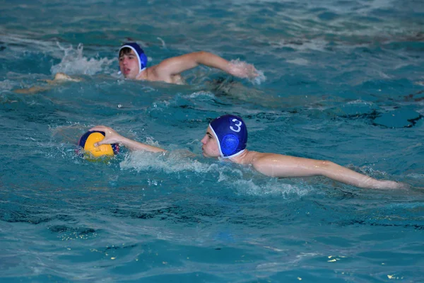 Orenburg, Rusia - 4 de mayo de 2017 años: los niños juegan en waterpolo —  Fotos de Stock