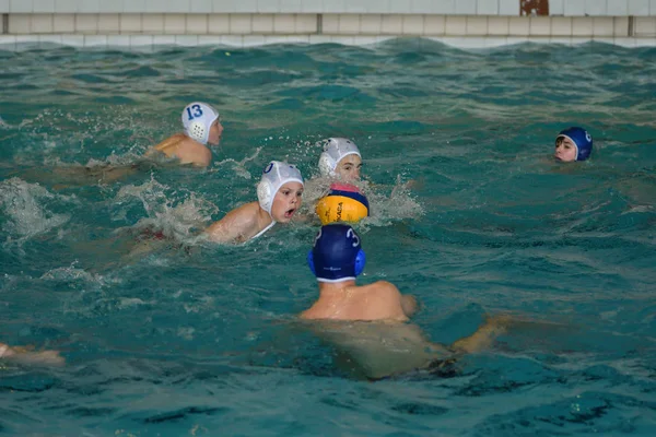 Orenburg, Russie - 4 mai 2017 ans : les garçons jouent au water-polo — Photo