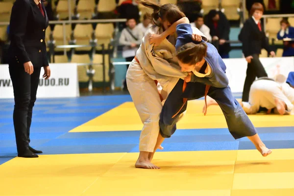 Orenburg, russland - 21.10.2017: Mädchen messen sich im Judo — Stockfoto