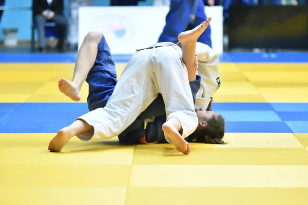 Orenburg, Rusland - 21 Oktober 2017: Piger konkurrerer i Judo - Stock-foto