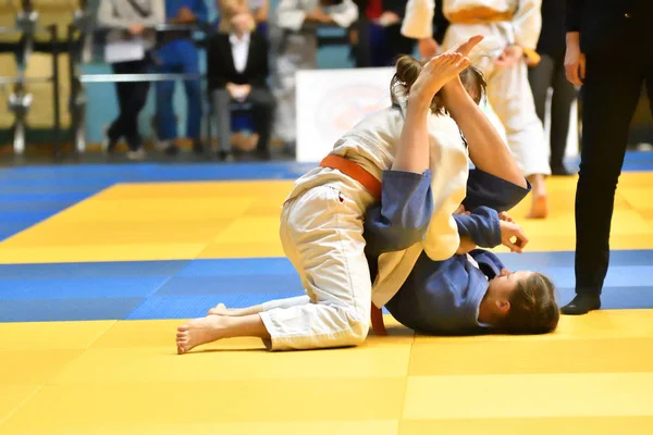 Orenburg, Rusia - 21 Oktober 2017: Gadis-gadis berkompetisi di Judo — Stok Foto