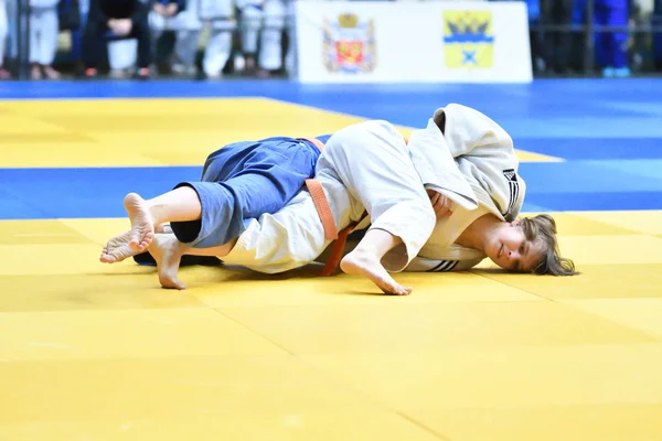 Orenburg, Rusia - 21 de octubre de 2017: Las niñas compiten en Judo —  Fotos de Stock