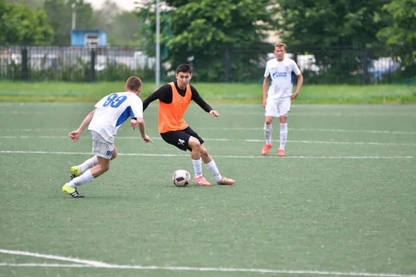 Orenburg, Rusia, 6 de junio de 2017 año: Los niños juegan fútbol — Foto de Stock