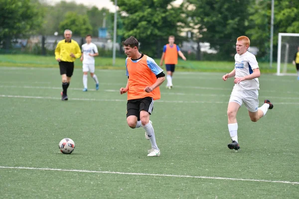 Orenburg, Rusia, 6 de junio de 2017 año: Los niños juegan fútbol — Foto de Stock