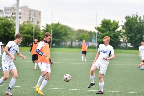 Orenburg, Russia � 6 June 2017 year: Boys play football — Stock Photo, Image